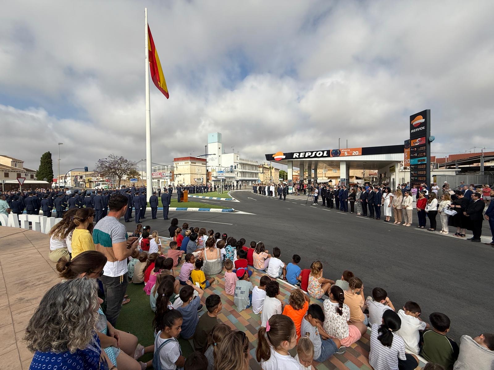 Izada de bandera en la plaza Puerta del Mar por el Día de las Fuerzas Armadas